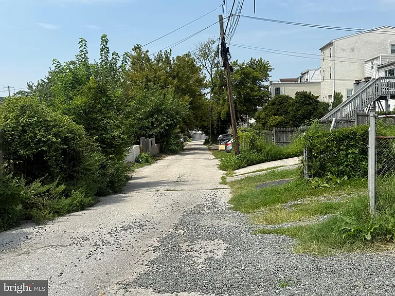 367 E Hector St — Photo 32