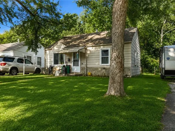 118 N Carlisle St, Sugar Creek, MO 64054