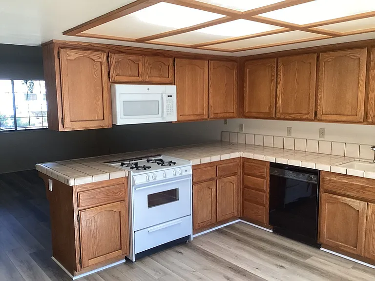 425-431 N Tiffany Dr — Photo 6