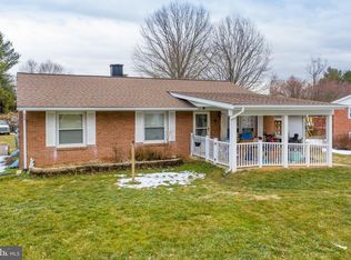 8 SE Longstreet Ave, Round Hill, VA