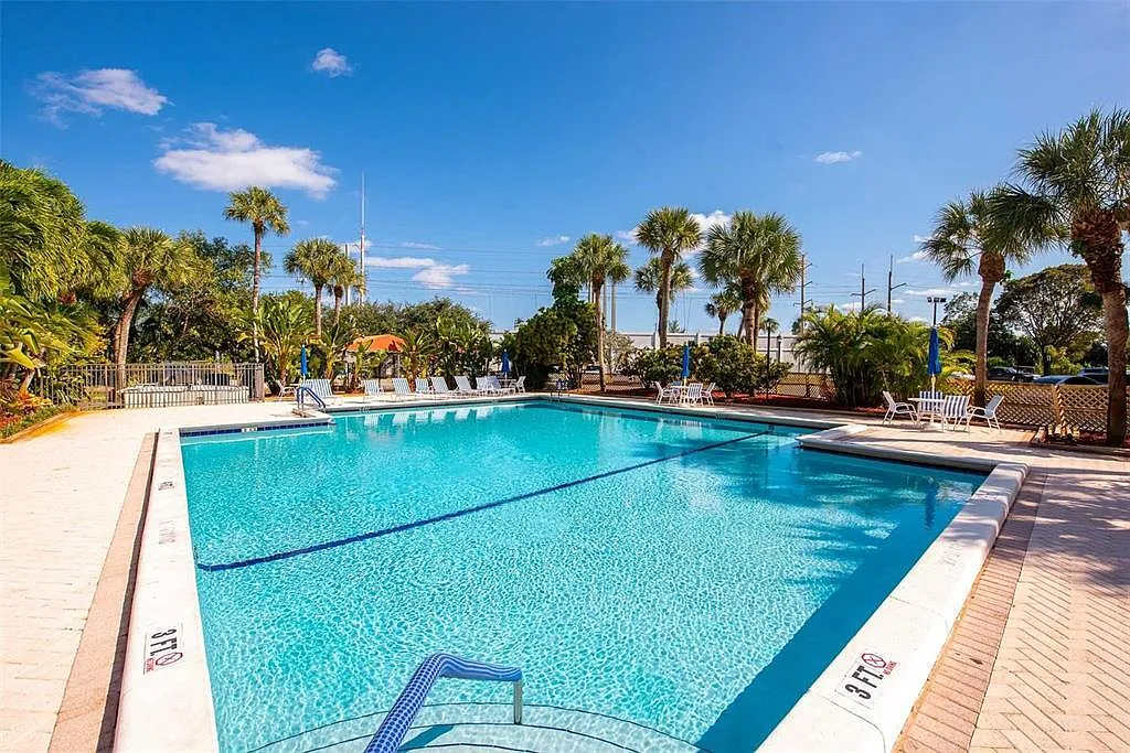 1 bed, 1.5 bath, 833 sqft, $1,400 — Photo 3