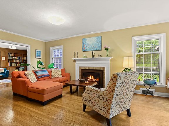 3rd image of 4122 Hillcrest Dr