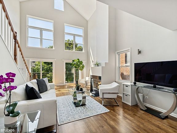2nd image of 1629 N Winchester Ave APT 2