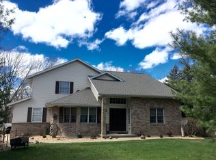 20611 N Deer Bluffs Dr, Chillicothe, IL 61523