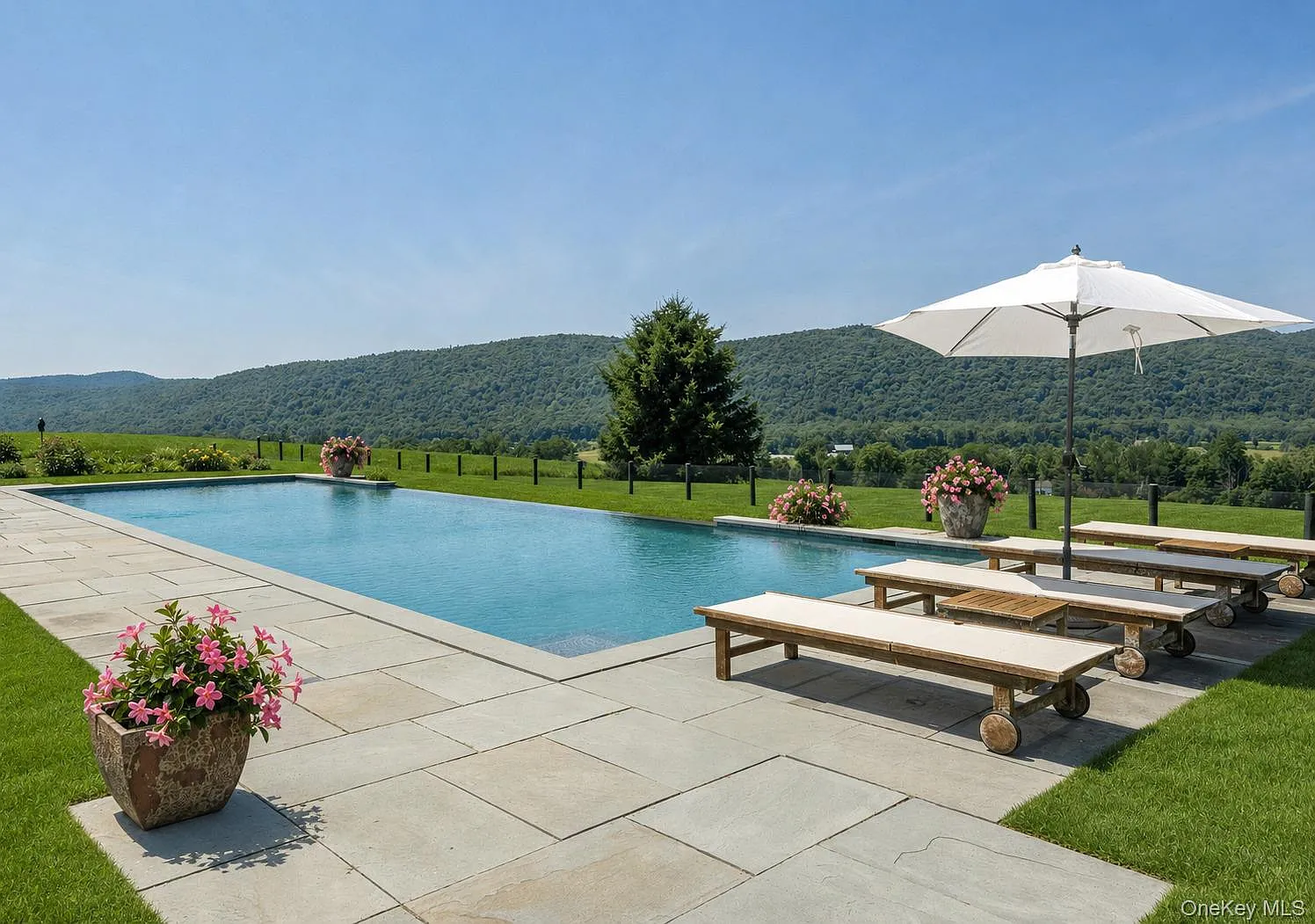 4 bed, 4.5 bath, 6044 sqft, $10,000 — Photo 4