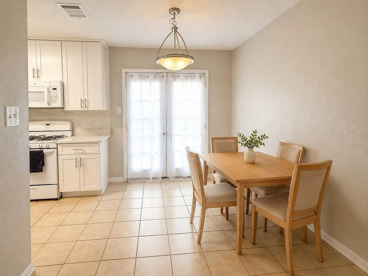 3 bed, 2.0 bath, 2140 sqft, $1,465 — Photo 4