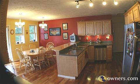 beautifully appointed eat-in kitchen