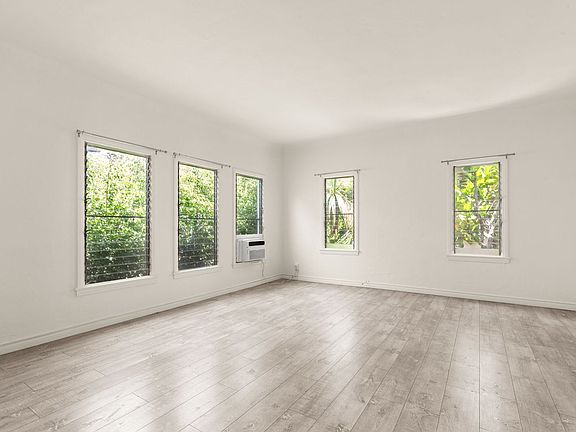 4th image of 414 N Maple Dr #201-1/1