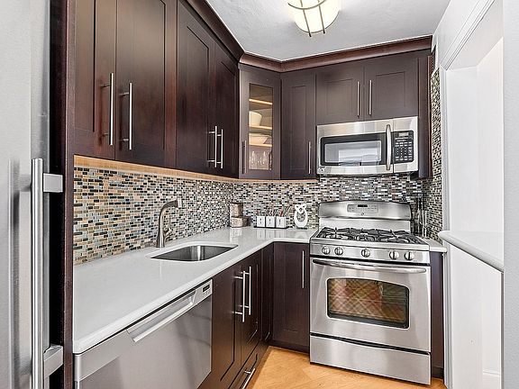 4th image of 32 Gramercy Park S #9J