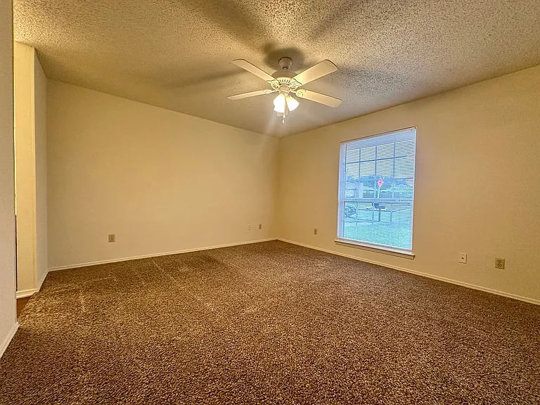 1404 Chapel Ridge Rd — Photo 6