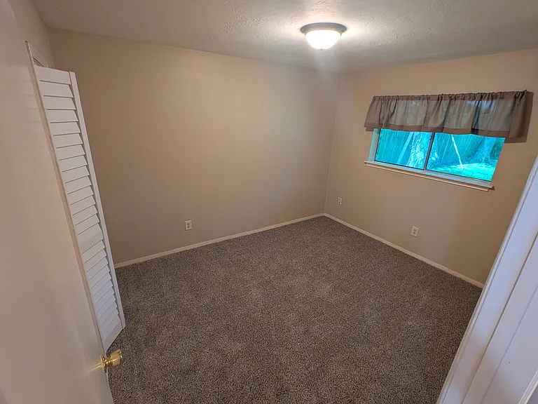 Entrance to the center bedroom with new carpet.
