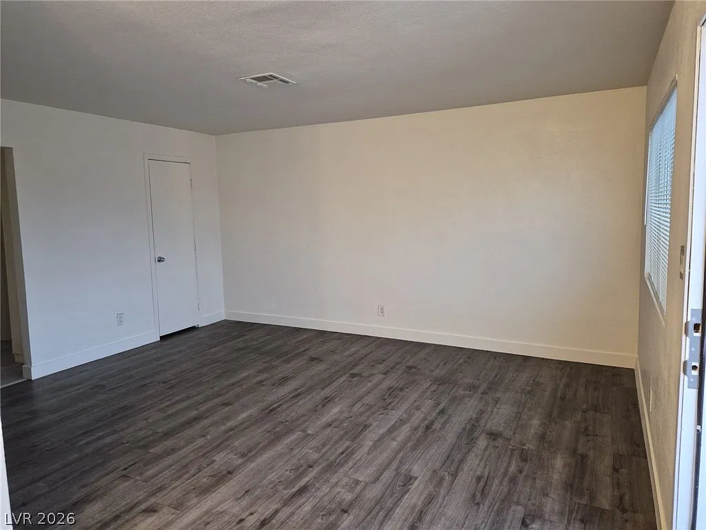 2 bed, 1.0 bath, 2992 sqft, $1,056 — Photo 3
