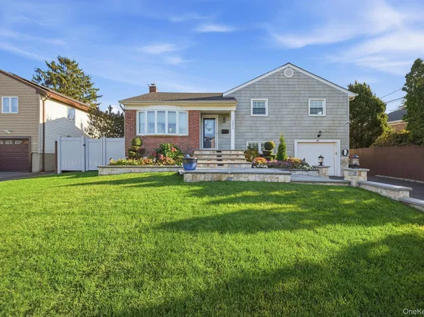 2624 Flower Street, Westbury, NY 11590