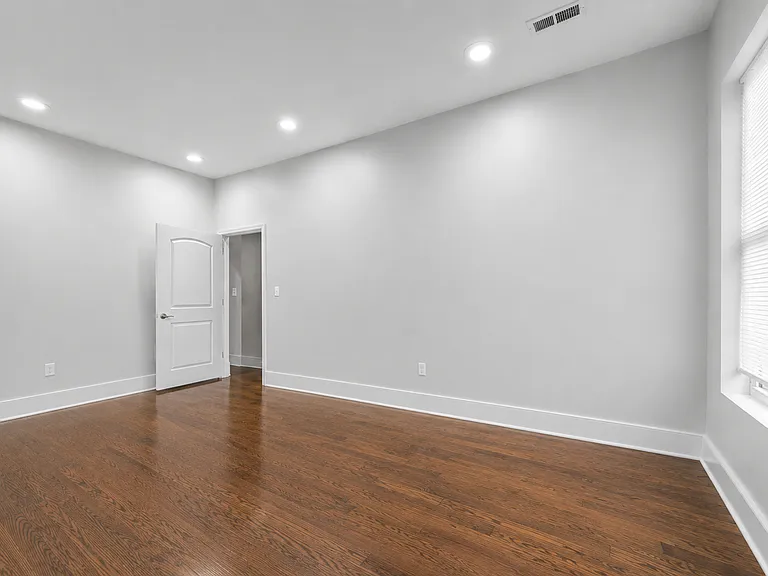 1044 Chestnut St — Photo 3