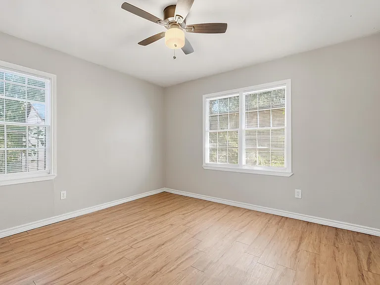 2034 Collins Ave — Photo 15