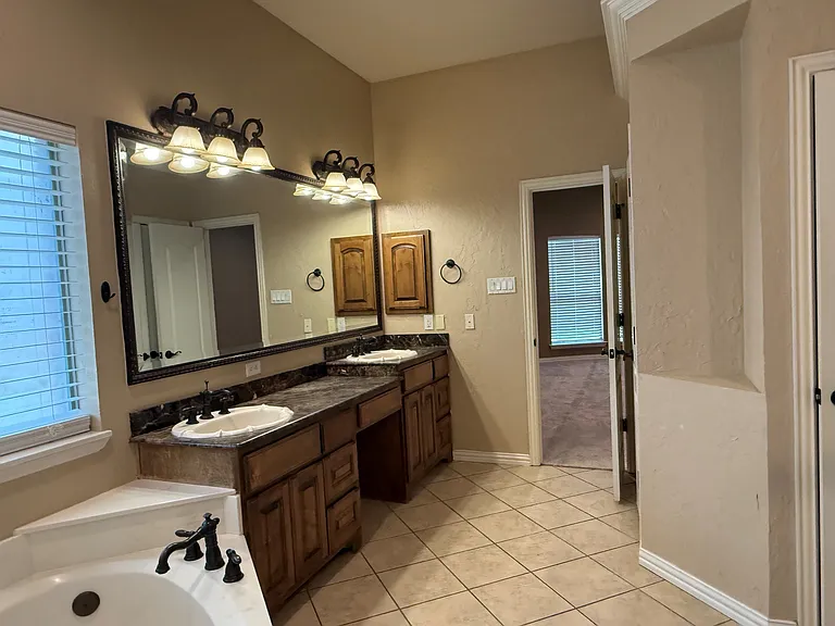 2207 Canterbury Dr — Photo 24