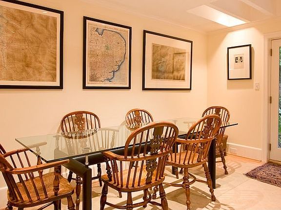 FAMILY DINING AREA IN THE FAMILY ROOM