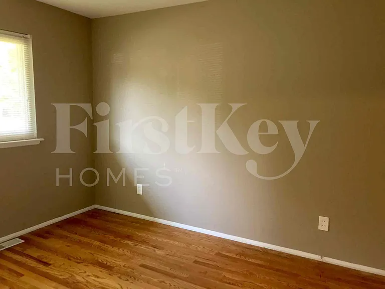 910 Claver Ln — Photo 15