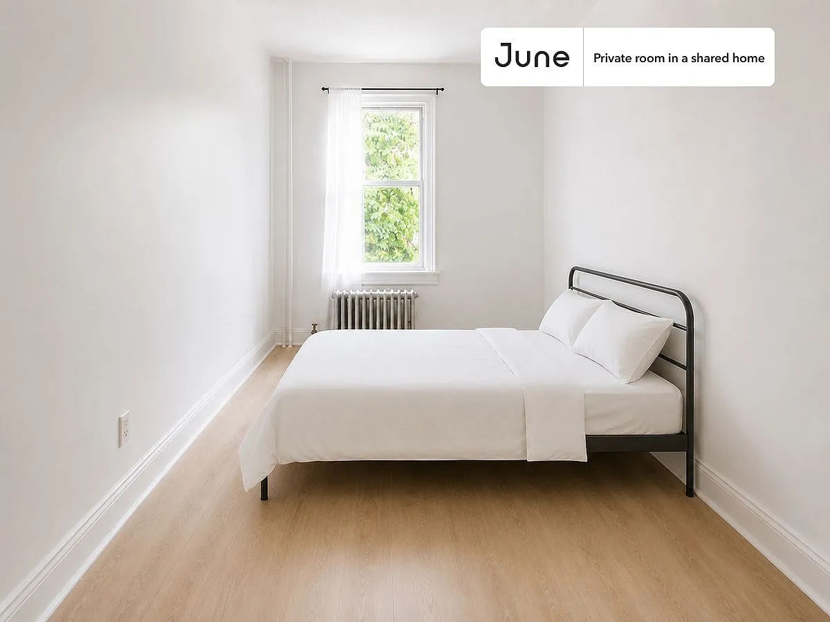Queen bedroom in 4 bed/1 bath home in Sunset Park #1876 C — Photo 1