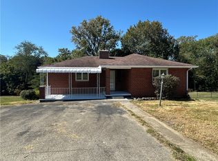 220 Oglevee Ln, Connellsville, PA 15425