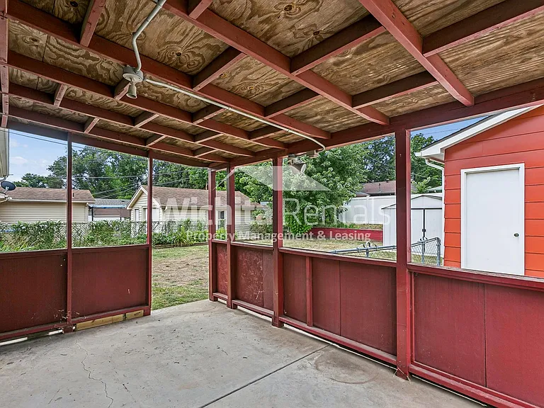 525 S Derby Ave — Photo 14