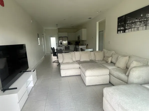 8167 NW 41st St #3, Miami, FL 33166