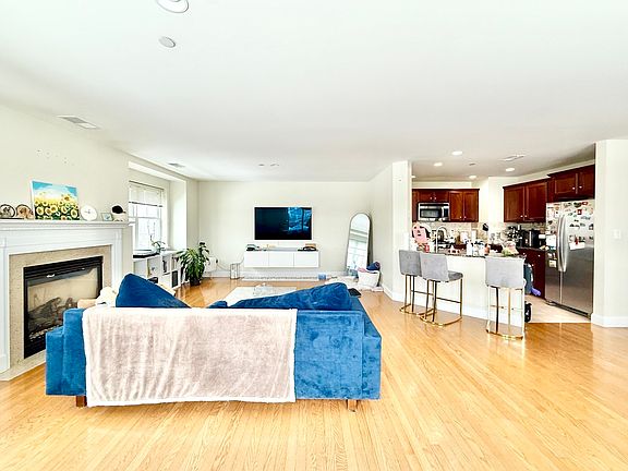 4th image of 120 Wyllis Ave Unit 409