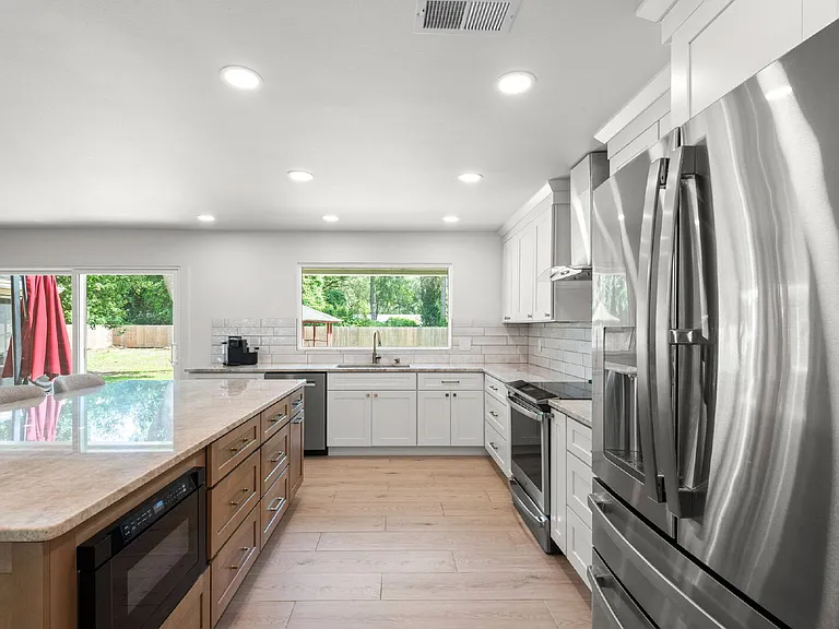 2507 Edgewater Dr — Photo 5