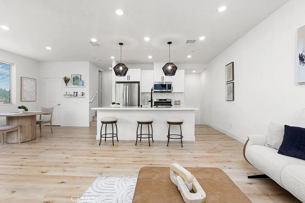 3 bed, 2.5 bath, 1360 sqft, $3,960 — Photo 4
