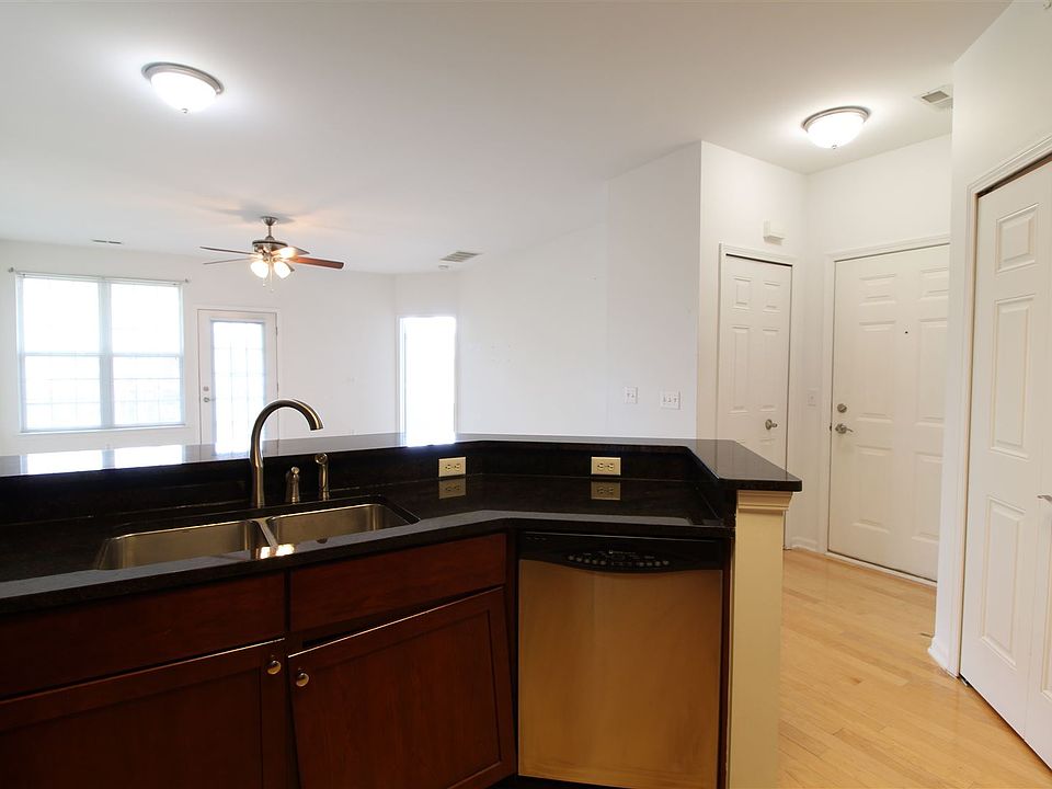 1st image of 826 W Summerfield Glen Cir