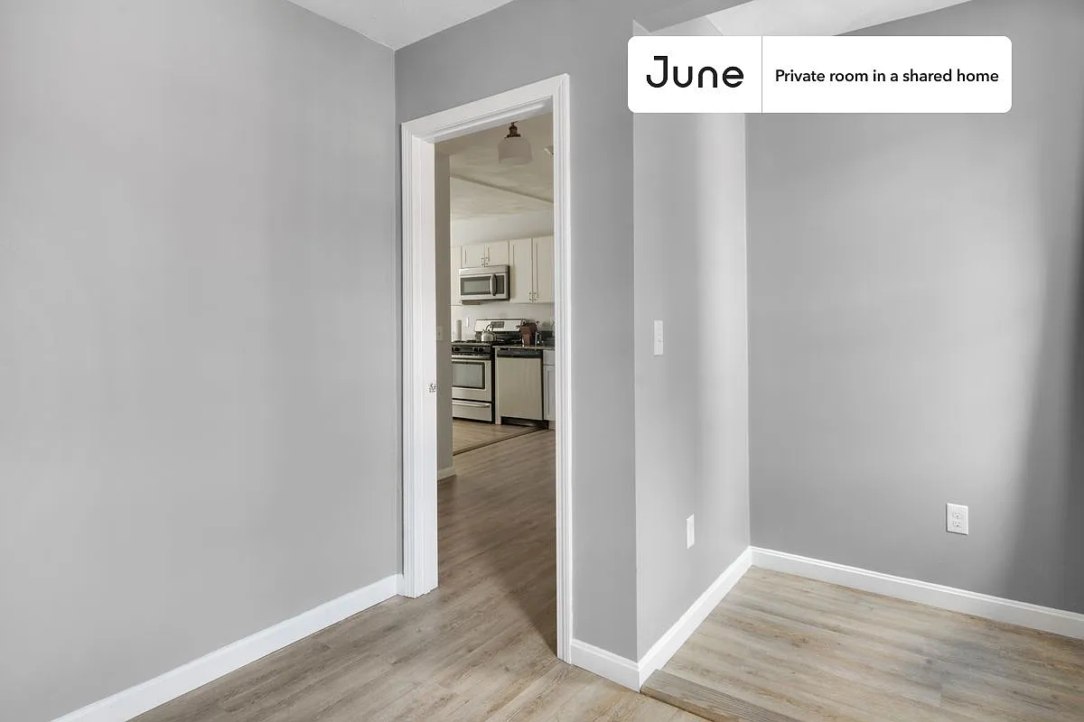 Queen bedroom in 3 bed/1 bath home in North End #472 A — Photo 2