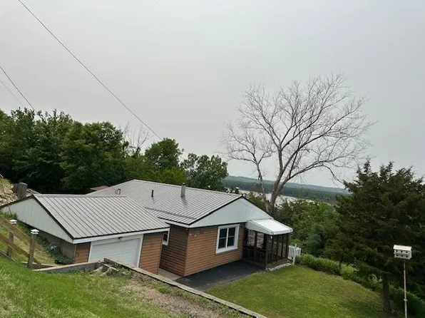 711 N 4th St, Savanna, IL 61074