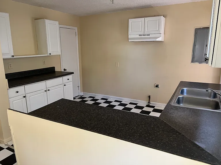 3811 Lyons St — Photo 3
