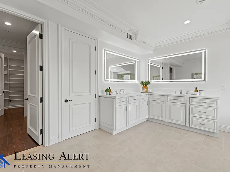 5011 Hayvenhurst Ave #5011 — Photo 38