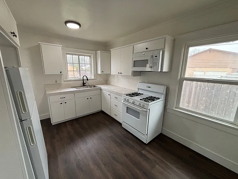 520 E Cypress St — Photo 10