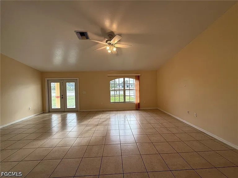 696 Homestead Rd S — Photo 4