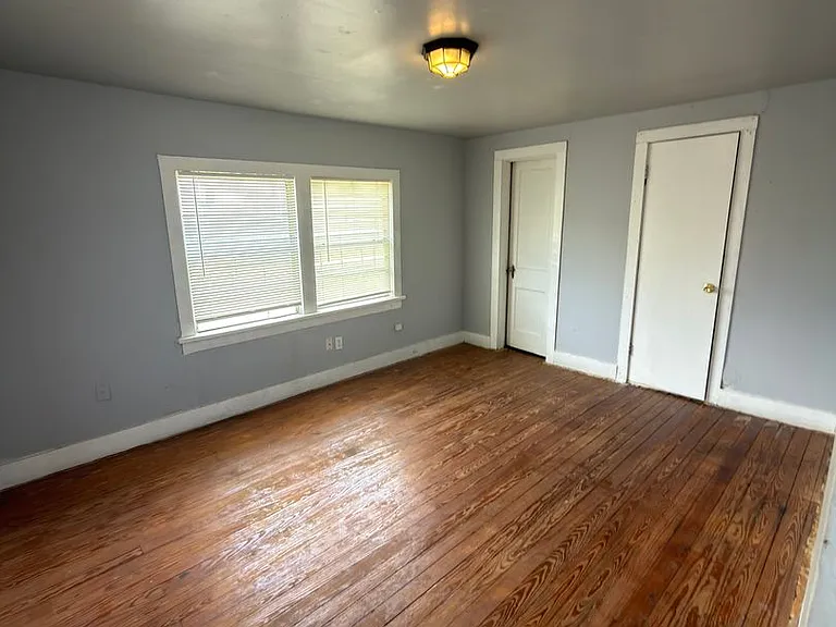 2304 Avenue V — Photo 4