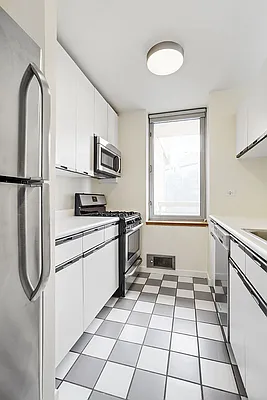 Rented by Fischer Group Realty, LLC | media 10