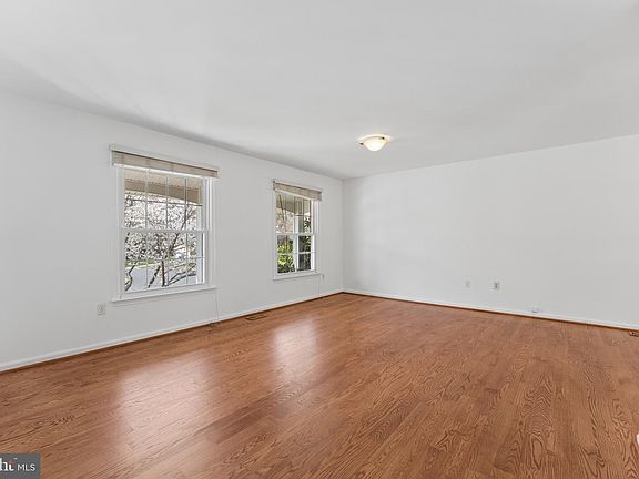 4th image of 8910 Spur Rd