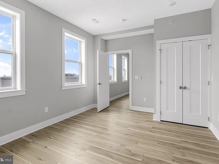 5230 Walnut St #5R — Photo 9