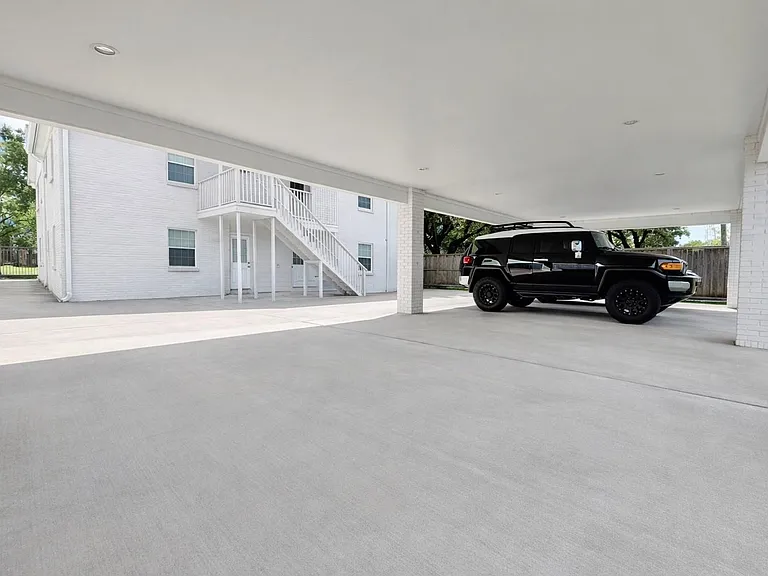 2126 Banks St #2 — Photo 38