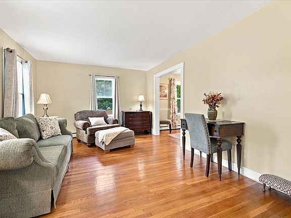 4th image of 10 Azalea Cir