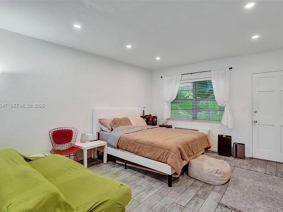911 Meridian Ave #104