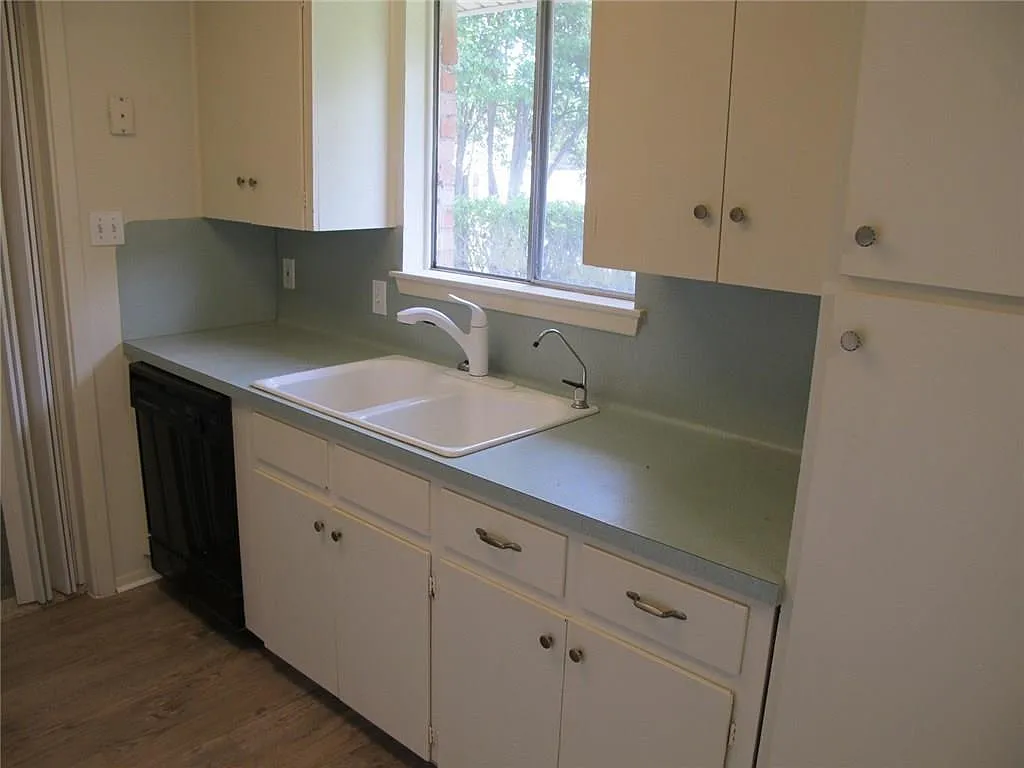 3 bed, 1.0 bath, 1104 sqft, $1,695 — Photo 2