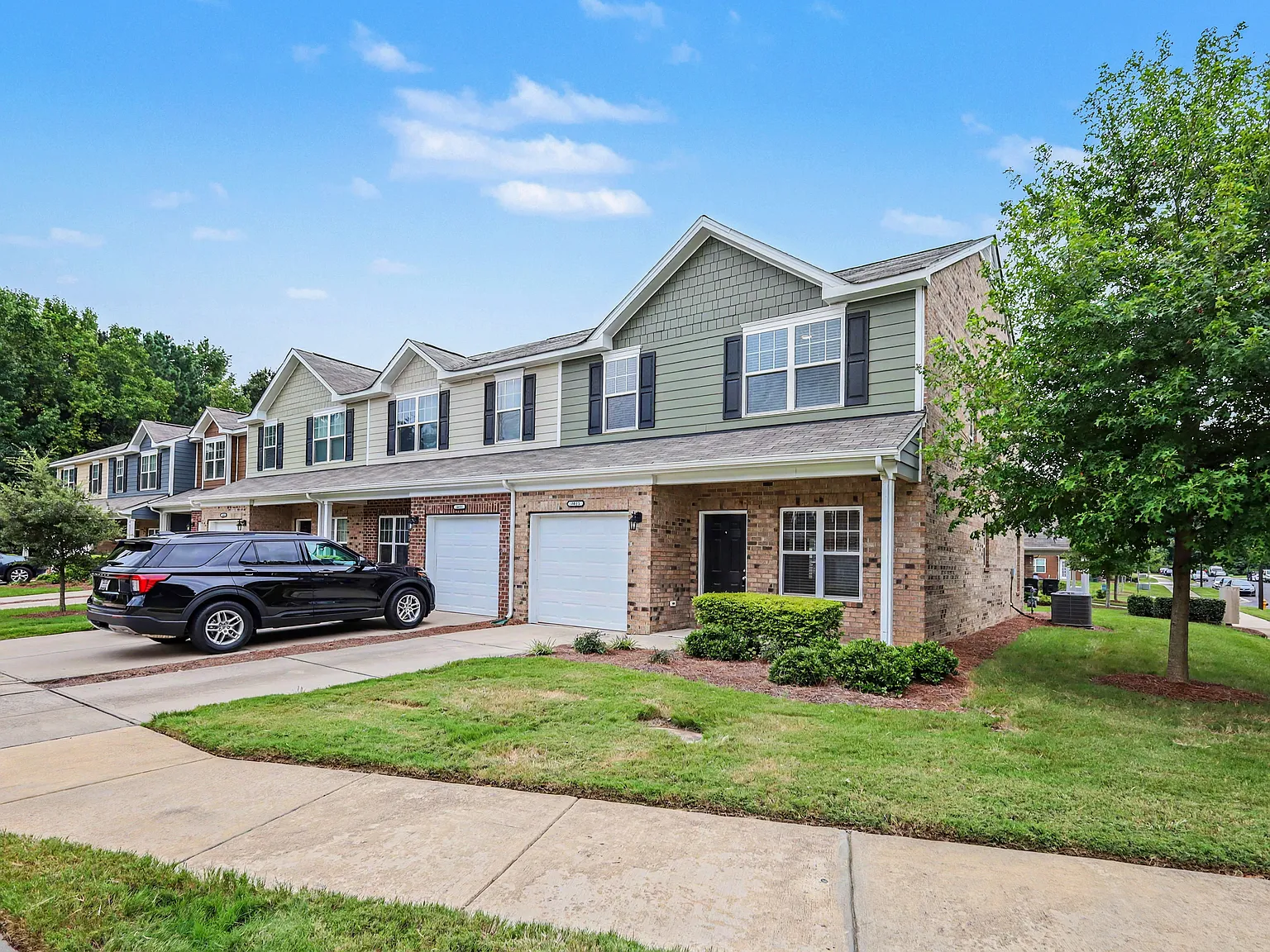 3 bed, 2.5 bath, 1557 sqft, $1,845 — Photo 3
