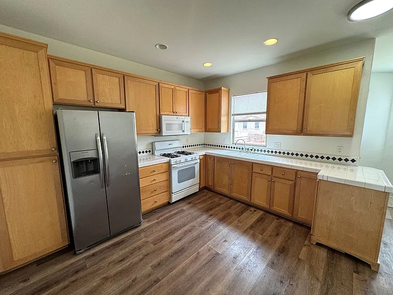1073 N Ventura Ave #&-32 — Photo 8