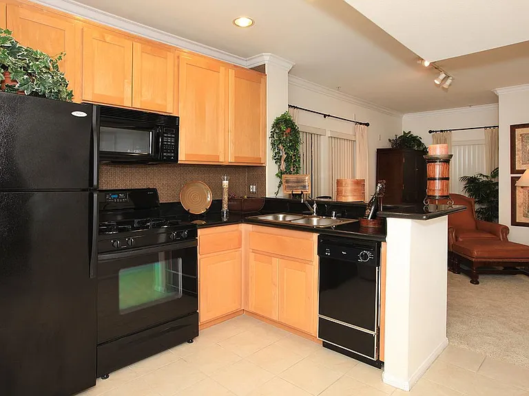 SPACIOUS KITCHEN