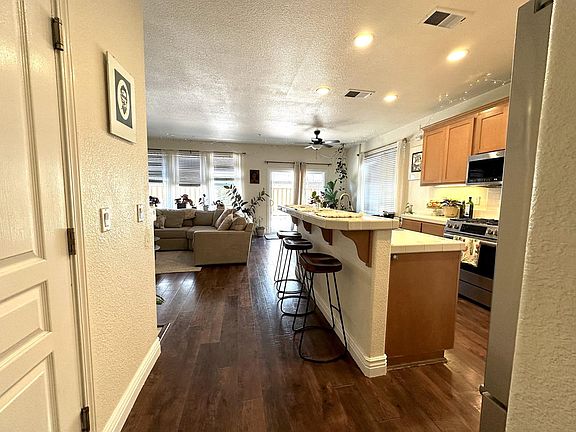 5th image of 718 Roble St
