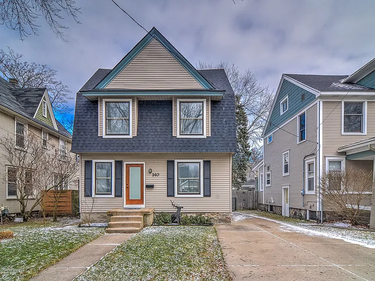 140 Fuller Ave SE — Photo 1