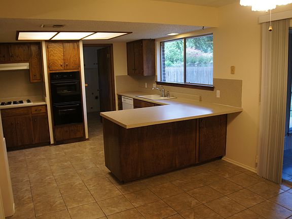 4th image of 9901 Oak Hollow Dr